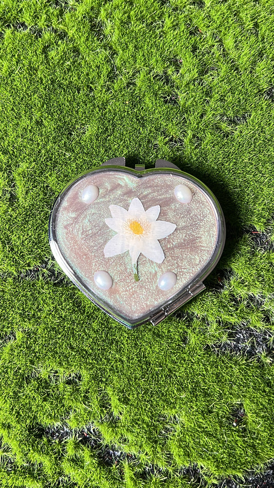 Pearly Portal Real Flower Compact Mirror